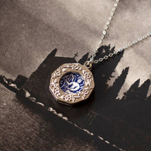 Load image into Gallery viewer, Vintage Picture Frame Necklace
