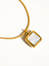 Load image into Gallery viewer, Berenice Shell Pendant Necklace
